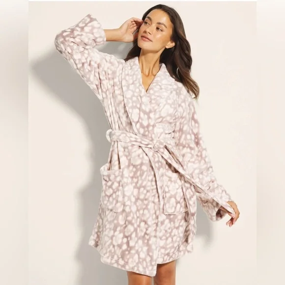 BNWT! Soma Plush Short Robe + fuzzy socks 2 packs💝